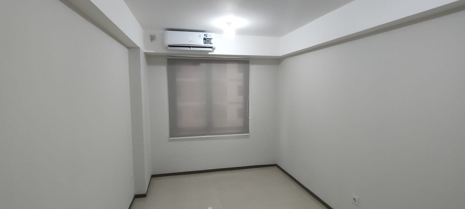 Ruang studio — sudut lebar dengan AC terpasang